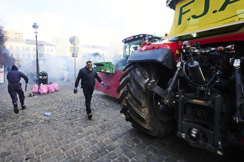 Riots at farmer demonstration in Brussels