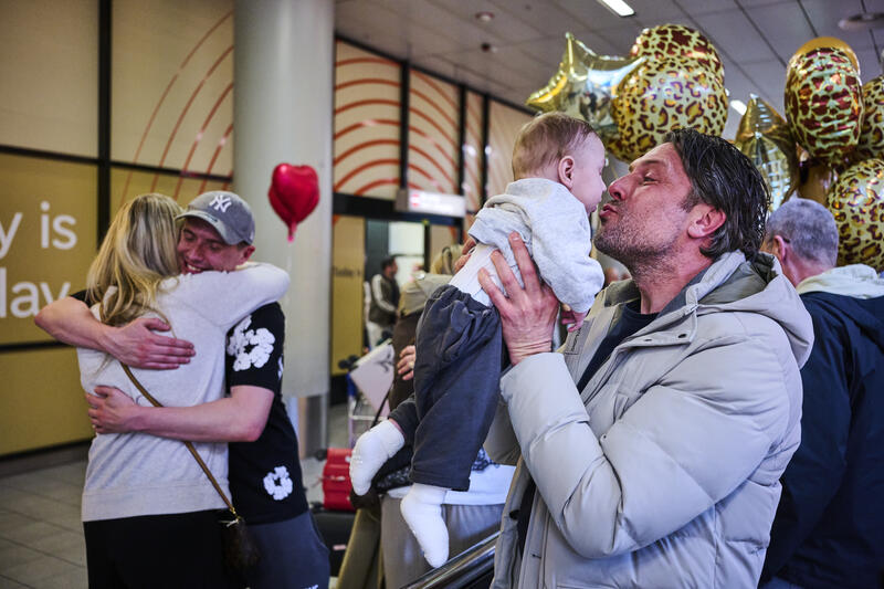 Emotional reunion at Schiphol after flight returns from Dubai