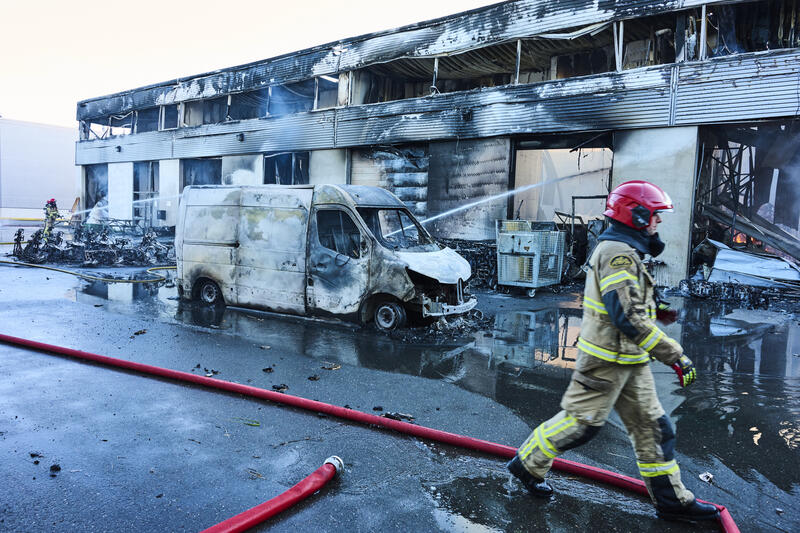 Grote brand bij scooterbedrijf in Amsterdam