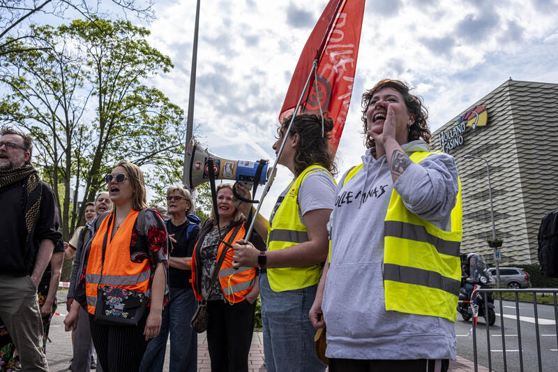 Protest and Counter-Demonstration Face Off in Utrecht Over Immigration
