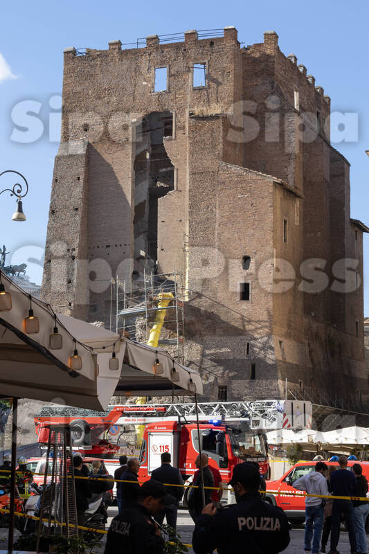 Torre Dei Conti in Rome collapses