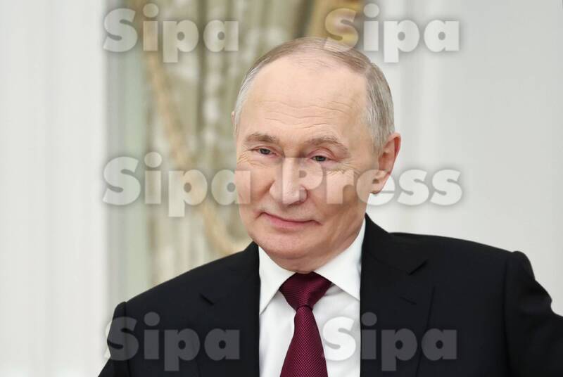 Putin meets with US envoy in Moscow