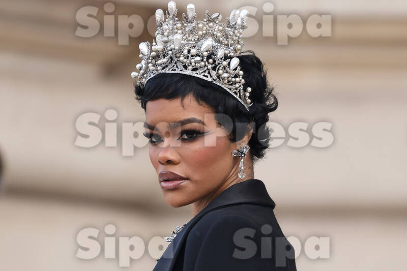 PFW 2026 - Schiaparelli imitates stolen crown jewels Louvre